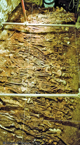 Vue d'ensemble d'une salle du secteur central de la catacombe Saints-Pierre-et-Marcellin à Rome, Ier-IIIe s. de notre ère.  Près de 500 dépouilles ont été dégagées sur une estimation d'environ 4000 individus, appartenant toutes à une catégorie sociale aisée. Elles témoignent soit d'une crise épidémique de très grande ampleur soit d'une succession de crises espacées dans le temps, peut être le typhus ou la variole.  Photo publiée dans l'ouvrage Archéologie de la mort en France, Lola Bonnabel, coll. Archéologies de la France. 