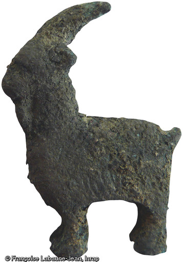 Bouc en alliage cuivreux, couvent des Jacobins, Rennes (Ille-et-Vilaine), 2012.  Cette statuette, découverte à proximité des vestiges d'un temple, pourrait indiquer une dévotion à Mercure, dieu du commerce, des voyageurs et des carrefours : le temple trouverait ainsi parfaitement sa place dans ce quartier artisanal et commercial. 