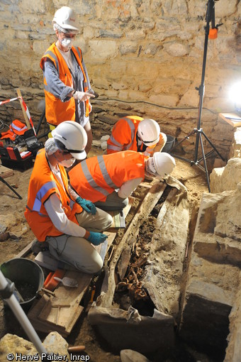 Fouille d'une sépulture dans un sarcophage de plomb, couvent des Jacobins, Rennes (Ille-et-Vilaine), 2012.  Le couvent a constitué un lieu sépulcral privilégié du XVe au XVIIIe s. et renferme plusieurs centaines d'inhumations. 