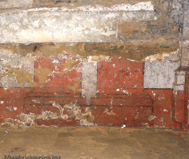 Restes peints de deux pilastres accolés à la base des murs de la galerie du cloître du couvent des Jacobins à Rennes (Ille-et-Vilaine), 2012. 