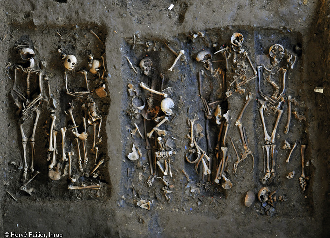 Groupe de sépultures à inhumation dans la galerie des enfeus du couvent des Jacobins, XVe-XVIIe s., Rennes (Ille-et-Vilaine), 2012. 