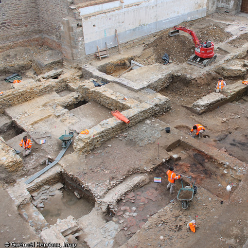 Vue générale de la cour nord du couvent des Jacobins à Rennes (Ille-et-Vilaine) en cours de fouille, 2012.  L'opération a révélé ici un carrefour majeur de l'antique Condate, au milieu duquel se dresse un temple. 