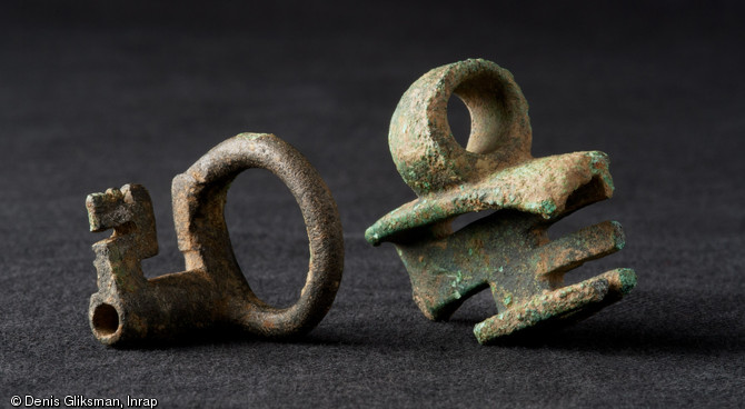 Clefs de coffret portées en bague (à gauche) et en pendentif (à droite), alliage cuivreux, Ier-IIe s. de notre ère, Labergement-Foigney (Côte-d'Or), 2012.