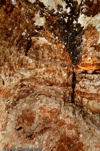 Traces d’outils relevées sur une des parois de la salle nord du souterrain médiéval découvert à Sublaines (Indre-et-Loire) en 2012. 