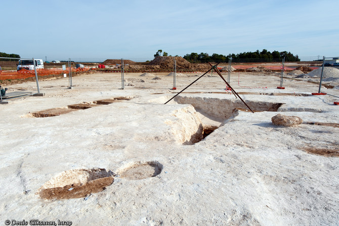 Vue d’ensemble de l’entrée du souterrain médiéval et des faits associés de la fouille de Sublaines (Indre-et-Loire), 2012.Le souterrain-refuge a été utilisé avant le XIe s., comme l'atteste la découverte d'un pot à cuire de cette période dans le comblement du souterrain.
