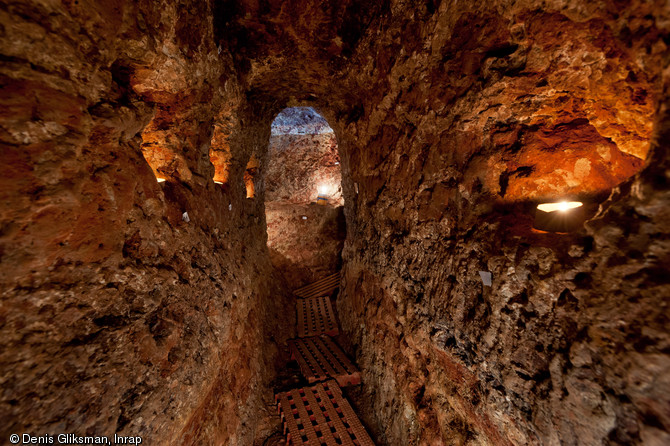 Vue d’ensemble du couloir menant à la salle principale d'un souterrain médiéval découvert à Sublaines (Indre-et-Loire), 2012. Quatre niches éclairent sa paroi. Au total, ce sont vingt niches destinées à abriter des lampes à huile qui ont été recensées dans le souterrain.  