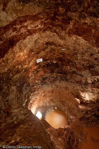 Vue de détail du puits creusé dans le calcaire d'un souterrain médiéval découvert à Sublaines (Indre-et-Loire), 2012. Ce puits permettait l’approvisionnement en eau naturelle pour la consommation quotidienne des réfugiés.