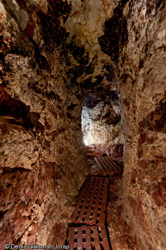 Un des couloirs du souterrain médiéval découvert à Sublaines (Indre-et-Loire), 2012.Le souterrain présente des dimensions étroites : large de 0,5 m en moyenne, sa hauteur oscille entre 1,15 et 1,55 m.