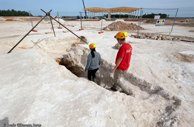 Entrée du souterrain médiéval et des faits associés de la fouille de Sublaines (Indre-et-Loire), 2012. L'entrée était dissimulée sous le plancher d'un petit bâtiment sur poteaux.