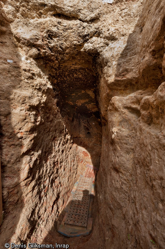 Entrée du souterrain médiéval découvert à Sublaines (Indre-et Loire), 2012. En haut à droite, l'encoche taillée dans le calcaire correspond au système de fermeture de la première porte.