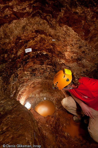 Puits à eau du souterrain médiéval découvert à Sublaines (Indre-et-Loire), 2012.  Alimenté par la nappe phréatique, sa présence laisse supposer que le souterrain pouvait accueillir des occupants de manière prolongée.