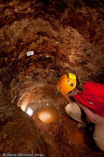 Puits à eau du souterrain médiéval découvert à Sublaines (Indre-et-Loire), 2012. Alimenté par la nappe phréatique, sa présence laisse supposer que le souterrain pouvait accueillir des occupants de manière prolongée.