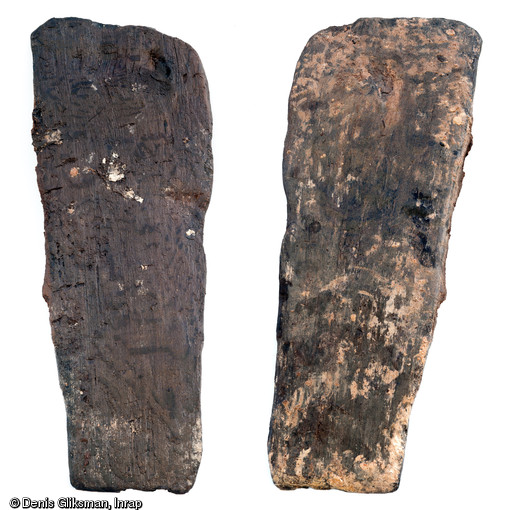 Morceaux de bois correspondant au plancher de mise à niveau du souterrain-refuge médiéval découvert à Sublaines (Indre-et-Loire) en 2012. Lors de la fouille, quelques planches ont été mises au jour. Elles permettaient une mise à niveau entre deux portions de couloirs du souterrain, et sont le témoin de son occupation réelle ainsi que d'une circulation fréquente dans cet espace.
