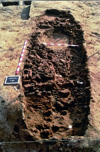 Fourneau à sel protohistorique de Pont-Rémy (Somme), fouillé en 1994.  La structure présente des dimensions remarquables avec 6 m de long et 1,70 m de large. La partie centrale est constituée d'une grille en terre cuite sur laquelle les sauniers disposaient les moules à sel.   Photo publiée dans le numéro 31 de la revue de l'Inrap <a class= rte-link-ext  href= http://www.inrap.fr/archeologie-preventive/Recherche-scientifique/Archeopages/Les-numeros/31-32-33-2011/Numero-31/Dossier-Sucre-sale/p-13961-Les-ages-du-sel-en-Gaule-du-Nord.-Quelques-sites-lateno-romains-de-production-de-sel