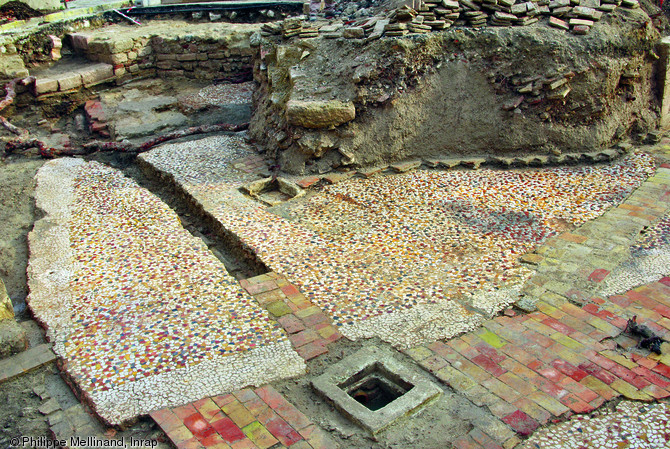 Sol mosaïqué de la pièce centrale d'un possible bâtiment public romain dominant le port de Marseille, 2010.  Il est réalisé en opus de style délien, opus qui associe des éclats de pierre de couleur sans décor figuré.  Photo publiée dans le numéro 31 de la revue de l'Inrap Archéopages. 