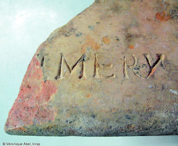 Marque  [...]T MERY  gravée avant cuisson sur une forme à sucre de 40 cm d'ouverture, associée à des céramiques du XIXe s., Marseille, 1995.   Photo publiée dans le numéro 31 de la revue de l'Inrap Archéopages. 
