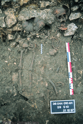 Deux sépultures d'un des rares cimetières médiévaux juifs fouillés en France, Châteauroux (Indre) présentant toutes les caractéristiques d'inhumations chrétiennes, 1997.  Pour la période XIIe-XIVe s., les sources textuelles et archéologiques montrent des modes d'inhumation proches de ceux des chrétiens, mais quelques variantes permettent parfois d'identifier ces sites (gestion des fosses notamment).  Photo publiée dans le numéro 25 de la revue de l'Inrap <a class= rte-link-ext  href= http://www.inrap.fr/archeologie-preventive/La-Recherche/Archeopages/La-rev