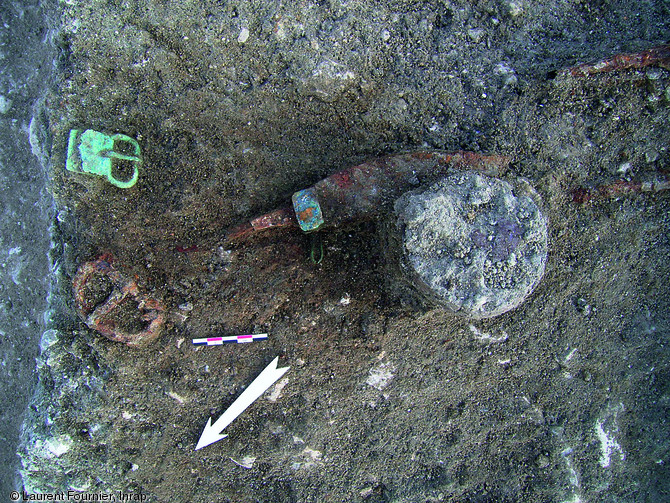 Partie du dépôt d'une probable sépulture  germanique , IVe s. de notre ère, Marigny-les-Usages (Loiret), 2007.  Sont identifiables ici un couteau à virole, une plaque-boucle, une boucle avec ardillon en fer ainsi qu'une verrerie.  Photo publiée dans le numéro 25 de la revue de l'Inrap Archéopages. 