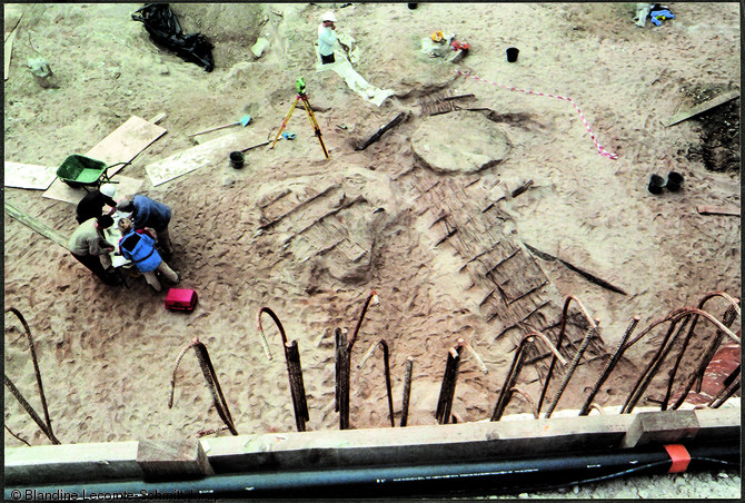 Vue partielle d'un secteur de la fouille du Quai Branly à Paris en 2002.  Au centre de la photo apparaissent trois nappes clayonnées appartenant à une pêcherie active entre la fin du IVe et le début du VIe s.  Photo publiée dans le numéro 26 de la revue de l'Inrap <a class= rte-link-ext  href= http://www.inrap.fr/archeologie-preventive/Recherche-scientifique/Archeopages/Les-numeros/24-25-26-27-2009/Numero-26/Dossier-Peches/p-11684-Une-pecherie-merovingienne-sous-le-quai-Branly.-Les-plus-anciens-temoignages-de-pecherie-associee-a-un-moulin-.htm  target= _sel