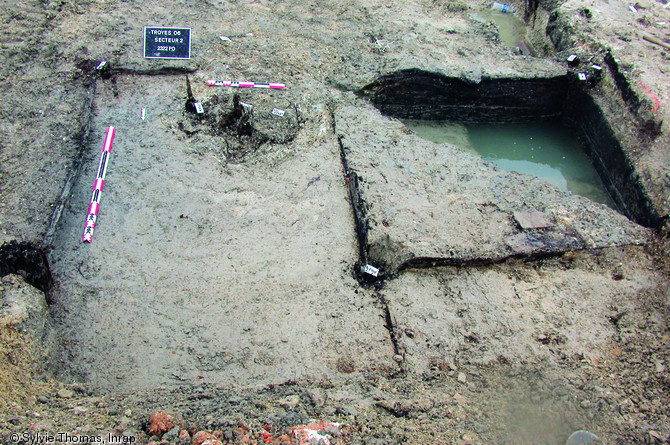 Huche à poissons du XVIe s. mise au jour à Troyes (Aube) en 2006.  Une des deux moitiés de la huche est gardée intacte, l'autre est divisée en deux : ce dispositif est peut être destiné à séparer différentes espèces.   Photo publiée dans le numéro 26 de la revue de l'Inrap Archéopages. 