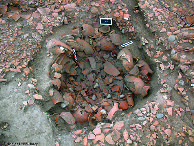 Puits gaulois comblé par des amphores italiques et des vases gaulois, scellé par un niveau constitué de milliers de fragments d'amphores, Toulouse (Haute-Garonne), 2007.   Photo publiée dans le numéro 33 de la revue de l'Inrap Archéopages. 