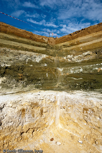 Vue de l'excavation, réalisée en gradins, afin de réaliser la fouille de l'un des puits attenant au temple (fanum) gallo-romain de Mesnil-Saint-Nicaise (Somme), 2012.Cette excavation permet de dégager les niveaux supérieurs instables et de sécuriser la fouille.