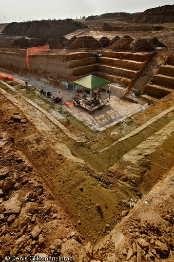 Vue générale de la fouille d'un puits découvert aux abords d'un sanctuaire gallo-romain à Mesnil-Saint-Nicaise (Somme), 2012.  Un sanctuaire gallo-romain (fanum) a été découvert sur les communes de Nesle et de Mesnil-Saint-Nicaise (Somme). À ses abords deux puits ont été identifiés. Leur fouille révèle aujourd’hui un remarquable ensemble d’objets à caractère votif dont  d’exceptionnels bois sculptés. 