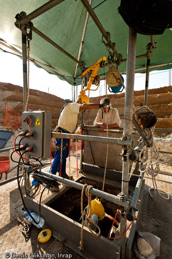 Fouille en cours d'un puits découvert aux abords d'un sanctuaire gallo-romain à Mesnil-Saint-Nicaise (Somme), 2012.  Deux puits ont été identifiés. Leur fouille révèle aujourd’hui un remarquable ensemble d’objets à caractère votif dont  d’exceptionnels bois sculptés. 