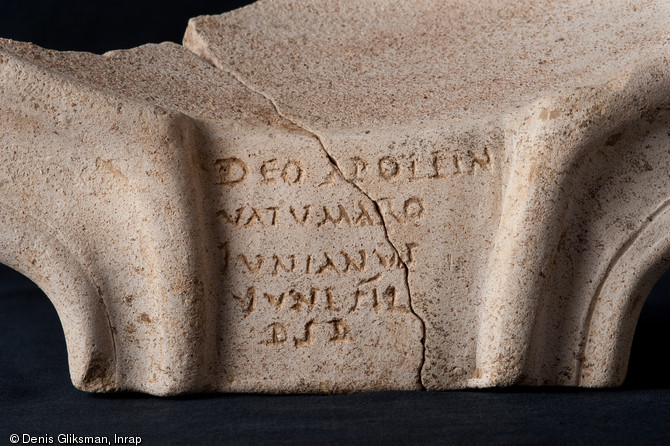 Dédicace au dieu Apollon gravée sur un mortier en céramique découvert dans un des deux puits associé au temple, fin IIe-IIIe s. de notre ère, Mesnil-Saint-Nicaise (Somme), 2012.Gravée sur le déversoir du récipient au moyen d'un stylet appliqué sur l'argile après cuisson, l'inscription peut être transcrite : Deo Apollin(i) / Vatumaro / Iunianus / Iuni fil(ius) / d(e) s(uo) d(edit) soit  Au dieu Apollon Vatumarus, Iunianus, fils de Iunius, a fait don (de cet objet) à ses frais .    
