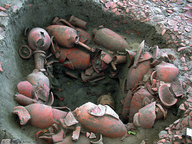 Puits cuvelé avec des amphores italiques, Toulouse (Haute-Garonne), 2007.    Photo publiée dans le numéro 33 de la revue de l'Inrap Archéopages.   