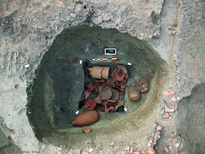 Puits gaulois présentant un négatif de cuvelage en bois à poteaux corniers au niveau du rétrécissement du creusement, Toulouse (Haute-Garonne), 2007.   Photo publiée dans le numéro 33 de la revue de l'Inrap Archéopages.   