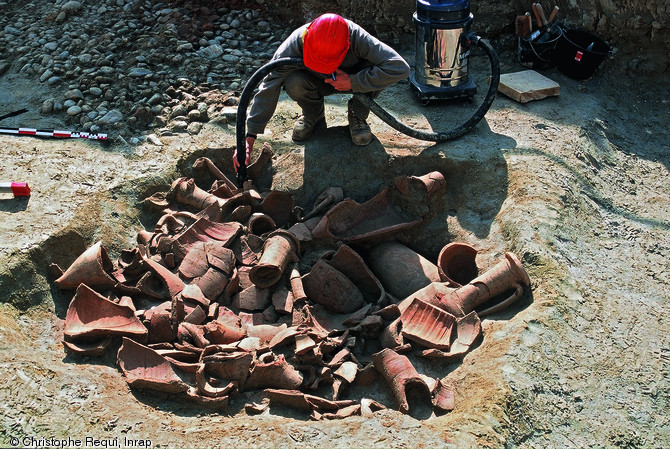 Nettoyage du niveau d'apparition d'un puits gaulois comblé par des amphores italiques, Toulouse (Haute-Garonne), 2003.    Photo publiée dans le numéro 33 de la revue de l'Inrap Archéopages. 