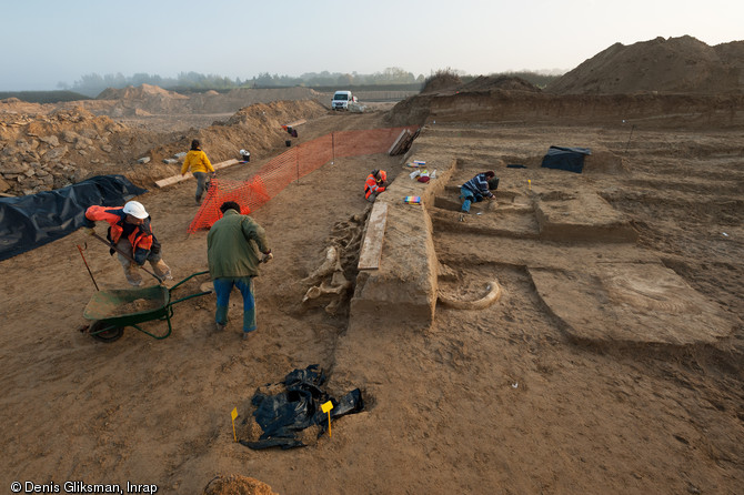 Le site du Chemin de la fosse de la Haie en cours de fouille, Changis-sur-Marne (Seine-et-Marne), 2012.Au centre le squelette de mammouth partiellement dégagé.