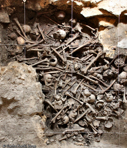 Ossuaire médiéval (fin du Moyen-Âge) découvert dans la crypte de la basilique Notre-Dame de Boulogne-sur-Mer (Pas-de-Calais), 2012.Le cimetière paroissial de la basilique Notre-Dame de Boulogne-sur-Mer était particulièrement exigu. Il était nécessaire de « réduire » régulièrement les tombes pour faire place aux nouvelles inhumations. Les ossements étaient prélevés et rassemblés dans de grandes fosses ossuaires. 