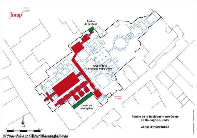 Plan des différentes zones d'intervention de la fouille dans la crypte de la basilique Notre-Dame de Boulogne-sur-Mer (Pas-de-Calais), 2012.  Dans la crypte (en rouge) et en extérieur, sur l'enclos de l'évêché, la fouille a permis d'appréhender un vaste secteur du camp romain de la classis britannica et les niveaux d'occupation de l'Antiquité tardive et du haut Moyen Âge. Dans le jardin du presbytère, c'est une chapelle de l'église médiévale et une portion de son cimetière qui ont été mis au jour. 