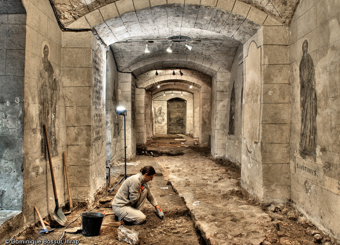 Mise au jour des fondations d'un grand bâtiment public du Bas-Empire, larges de près de 2 m, et de son trottoir extérieur dans le collatéral sud de la crypte de la basilique Notre-Dame de Boulogne-sur-Mer (Pas-de-Calais), 2012.