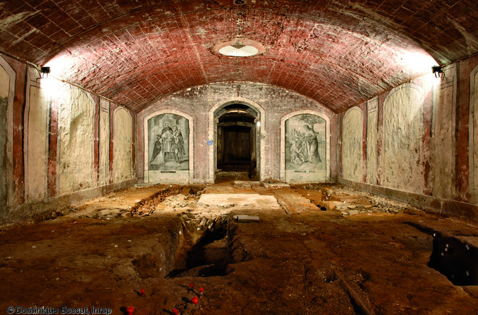 Vue générale de la nef de la crypte de la basilique Notre-Dame de Boulogne-sur-Mer (Pas-de-Calais) en cours de fouille, 2012.Les vestiges antiques apparaissent immédiatement sous les sols de la crypte du XIXe s.