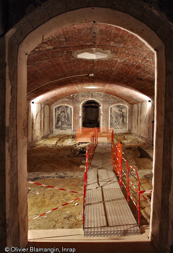 Nef de la crypte de la basilique Notre-Dame de Boulogne-sur-Mer (Pas-de-Calais) en cours de fouille, 2012.  