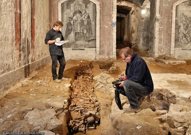 Un des quatre ossuaires du XIXe s. recoupant les fondations antiques du camp militaire romain de la classis britannica, dans la nef de la crypte de la basilique Notre-Dame de Boulogne-sur-Mer (Pas-de-Calais), 2012.    