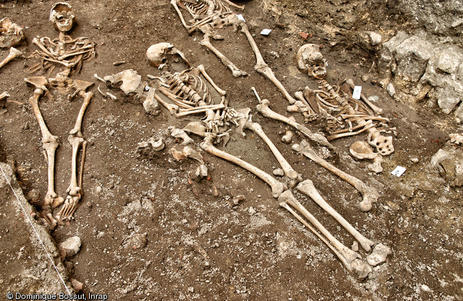 Quatre inhumations du cimetière paroissial médiéval et moderne de la basilique Notre-Dame de Boulogne-sur-Mer (Pas-de-Calais), 2012.