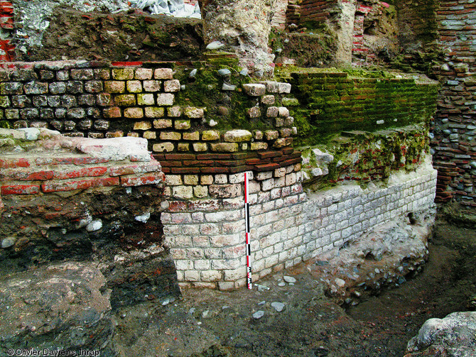 Vue de l'extrados de la tour orientale de la porte Narbonnaise, Toulouse (Haute-Garonne), 2005.  Cette porte antique a été intégrée à l'entrée monumentale du château des comtes de Toulouse.   Photo publiée dans le numéro 19 de la revue de l'Inrap Archéopages. 