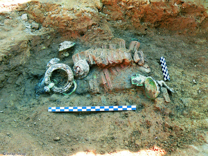 Mors, phalères et boutons de harnais en bronze rehaussé de corail, 300-250 avant notre ère, tombe à char d'Orval (Manche), 2006.Chaque plaquette de corail sculpté est maintenue en place par un rivet de bronze et par l'application d'un goudron ou d'une résine.    Photo publiée dans le numéro 19 de la revue de l'Inrap<a class= rte-link-ext  href= http://www.inrap.fr/archeologie-preventive/Recherche-scientifique/Archeopages/Les-numeros/18-19-20-2007/Numero-19/Dossier-Signes-de-pouvoir/p-9406-Fluctuations-internes-de-la-complexite-sociale-au-sein-de-la-culture-Aisne-