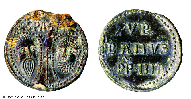 Bulle papale d'Urbain IV (1261-1264) retrouvée dans des niveaux de remblais à Saint-Quentin (Aisne) en 2006. Il s'agit d'un sceau de plomb d'un diamètre de 37 mm dont le revers porte l'inscription VR BANVS P(ius) P(ontifex) IIII. Il pourrait avoir été utilisé comme objet votif, à l'instar des enseignes de pèlerinage.    Photo publiée dans le numéro 19 de la revue de l'Inrap <a class= rte-link-ext  href= http://www.inrap.fr/archeologie-preventive/Recherche-scientifique/Archeopages/Les-numeros/18-19-20-2007/Numero-19/Actualite/p-9420-Une-bulle-papale-dans-d