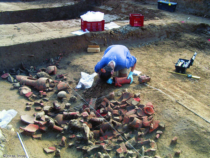 Fossé à amphores daté des années 150-125 avant notre ère, Lyon, 2004.Ce dépôt, lié au rite du banquet, a livré des éléments squelettiques complets de bœufs et de chevaux et près de 10 000 tessons appartenant à plus de 270 amphores.    Photo publiée dans le numéro 19 de la revue de l'Inrap <a class= rte-link-ext  href= http://www.inrap.fr/archeologie-preventive/Recherche-scientifique/Archeopages/Les-numeros/18-19-20-2007/Numero-19/Dossier-Signes-de-pouvoir/p-9407-Habitats-aristocratiques-au-second-age-du-Fer.-Mise-en-evidence-de-la-diversite-des-elites-par-la-conf