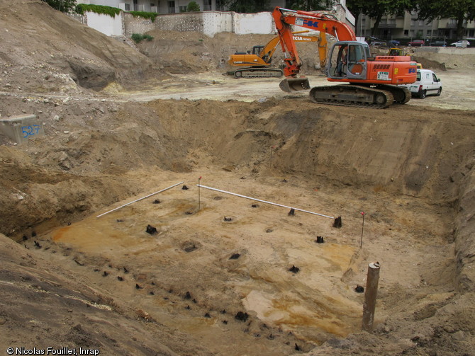 Pieux de fondations d'aménagements antiques d'une berge de la Loire à Tours (Indre-et-Loire), 2010.Un embarcadère, dont la limite est matérialisée par la double rangée de pieux visible au premier plan, est construit à cet endroit durant le Haut-Empire.