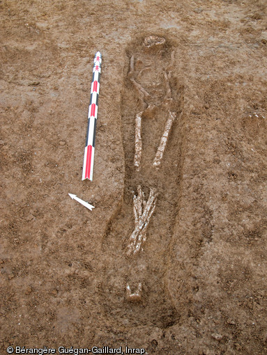 Sépulture à inhumation, 320-250 avant notre ère, Meung-sur-Loire (Loiret), 2011-2012.Le défunt repose sur le dos, la tête au nord et les membres en extension.