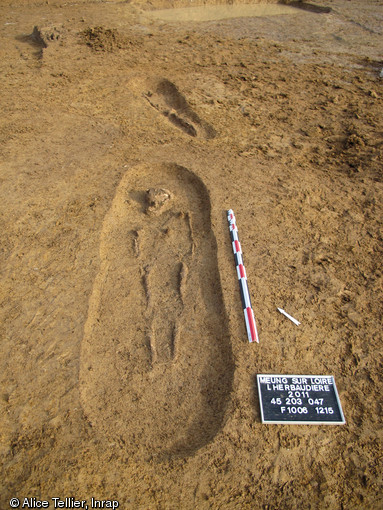 Deux sépultures à inhumation datées entre 460 et 320 avant notre ère, Meung-sur-Loire (Loiret), 2011.8 inhumations ont été repérées sur le site, formant un petit ensemble sépulcral utilisé entre les Ve et IIe s. avant notre ère.
