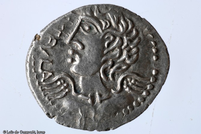 Monnaie gauloise en argent à l'effigie d'Apollon, Ier s. avant notre ère, Bassing (Moselle), 2010.La divinité est ici représentée à la mode celte avec un torque autour du cou.