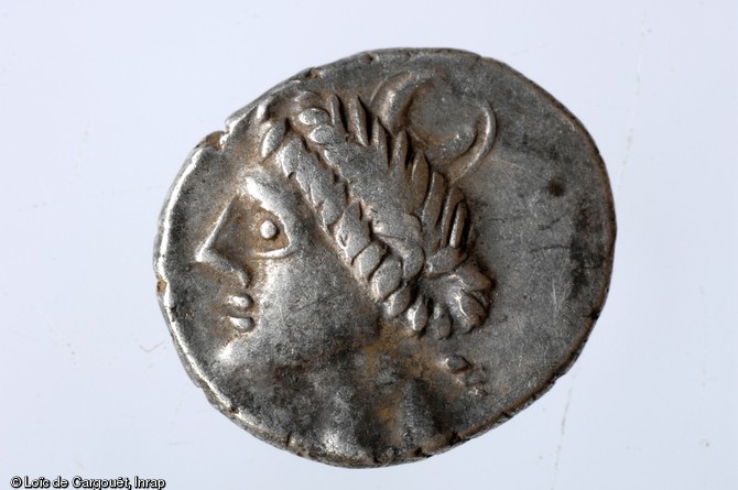 Monnaie gauloise en argent figurant la Diane romaine, Ier s. avant notre ère, Bassing (Moselle), 2010.La déesse est identifiable grâce à la lune visible sur sa tête.