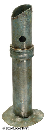Embouchure en métal d'une trompe de guerre gauloise, Ier s. avant notre ère, Bassing (Moselle), 2010.